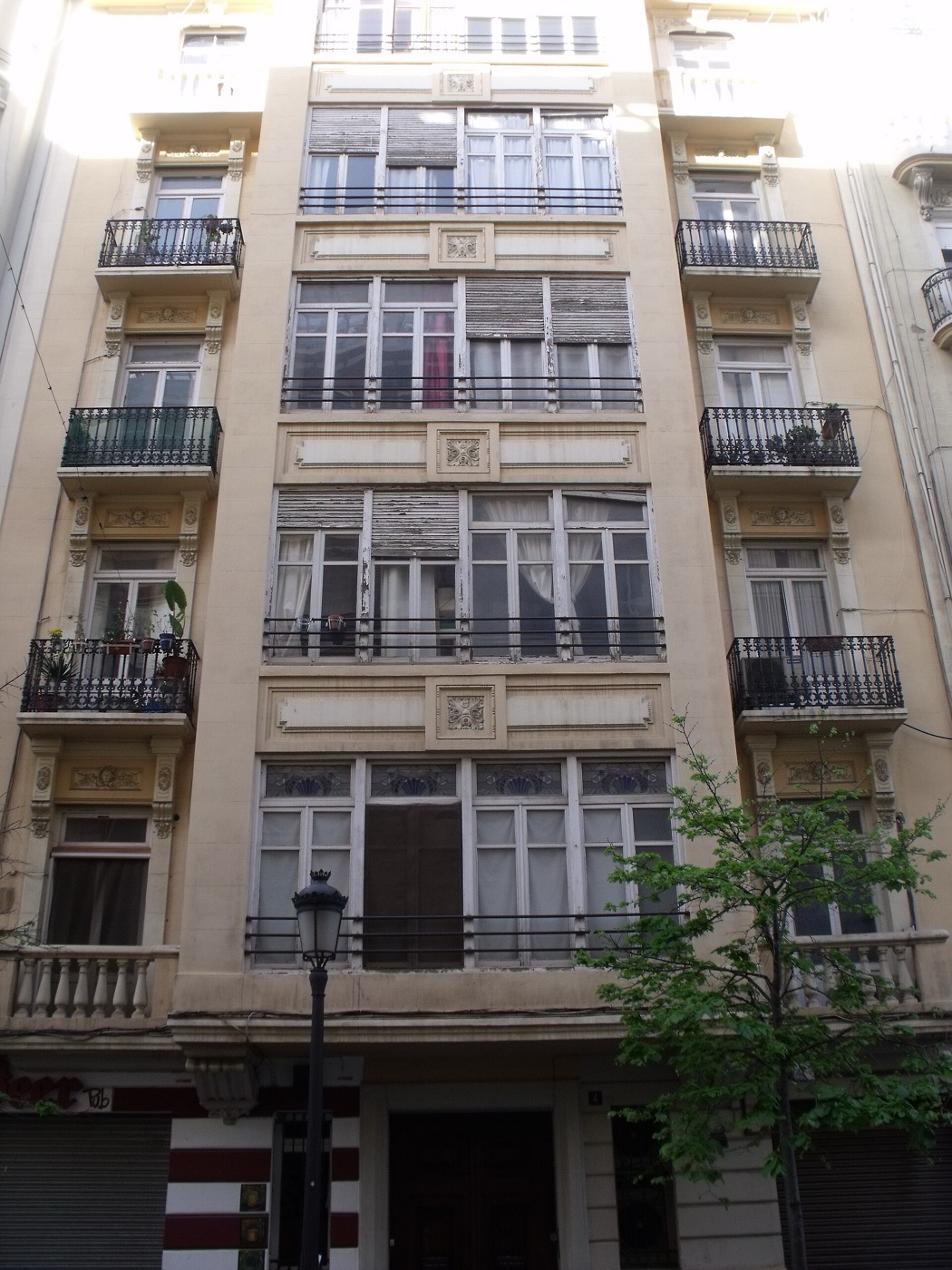 Fachada modernista en la calle Salamanca, Valencia
